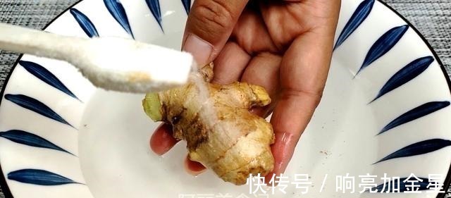 生姜和茶叶一起泡水喝，作用真是厉害，解决了很多人的大问题！