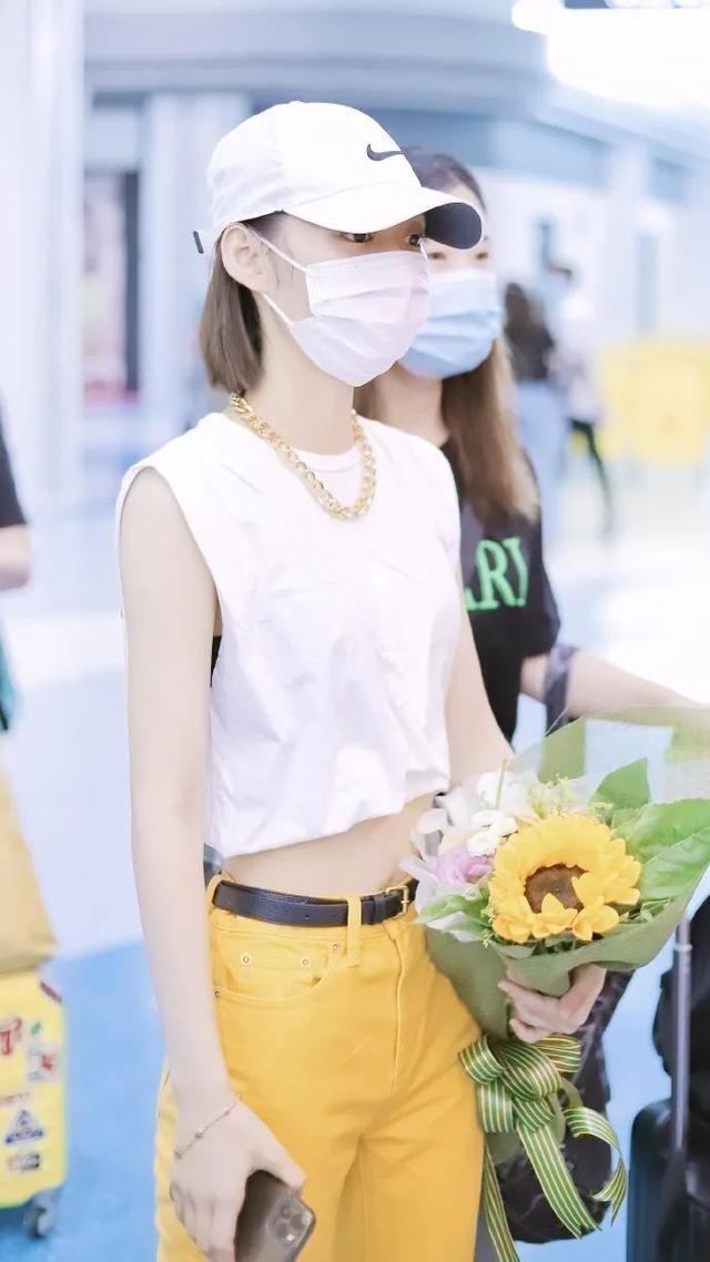 搭配|段奥娟这是瘦了多少穿露脐装配工装裤,细腰紧实一点赘肉都没有