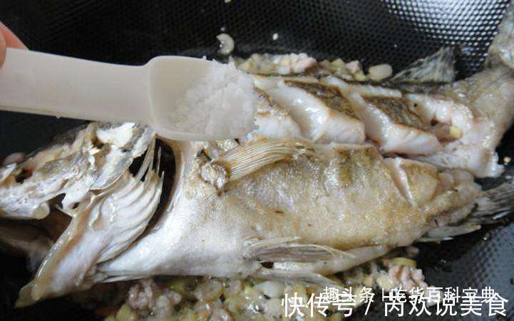 这种河鱼新鲜的没人要,等它发臭后大家却“哄抢”,你猜是啥