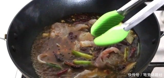 大厨|大厨教学水煮鱼的家常做法,详细讲解鱼片腌制技巧,鱼肉滑嫩无腥