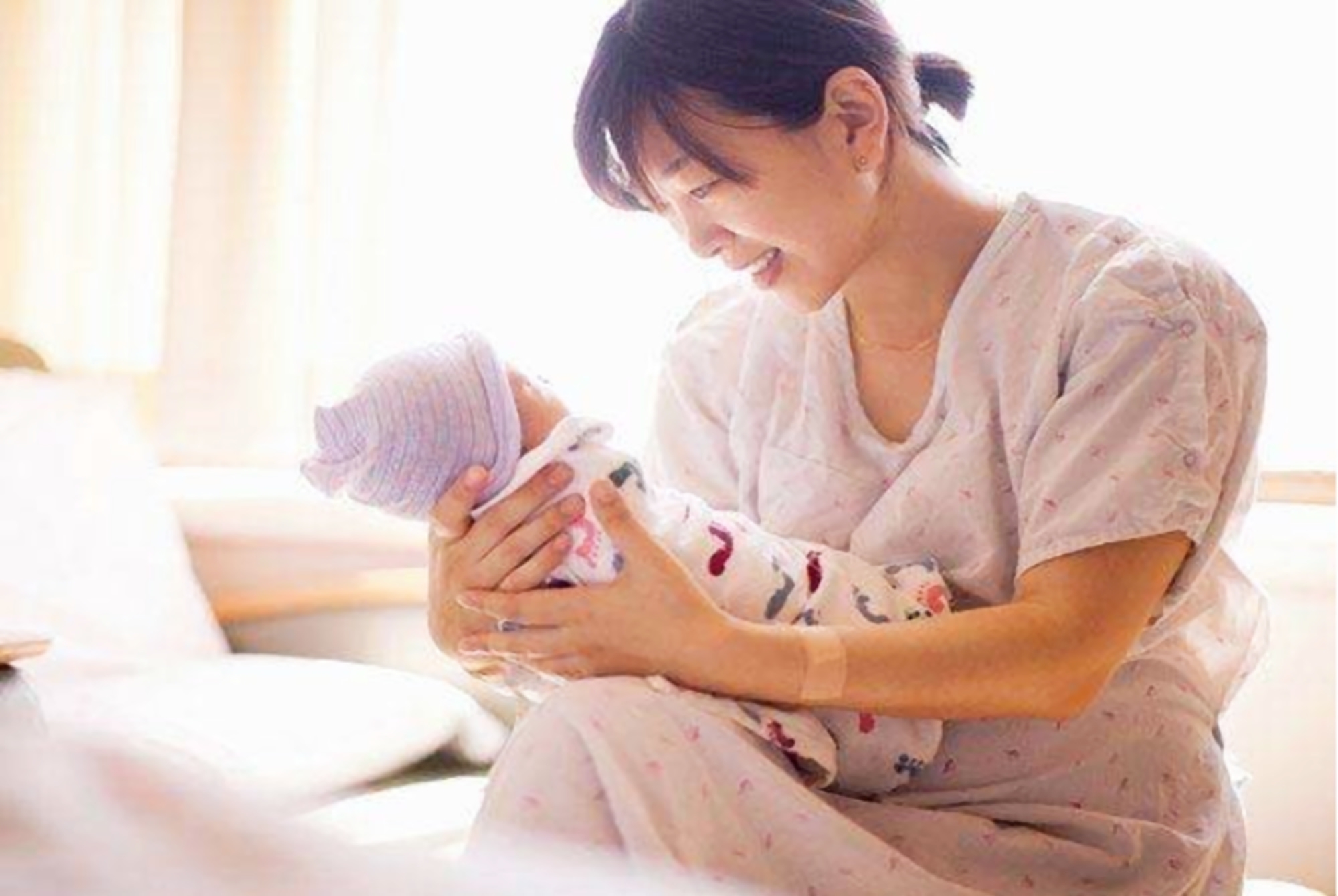 新生儿|新生儿多久可以抱出门不是满月百天，满足这3个条件不妨一试