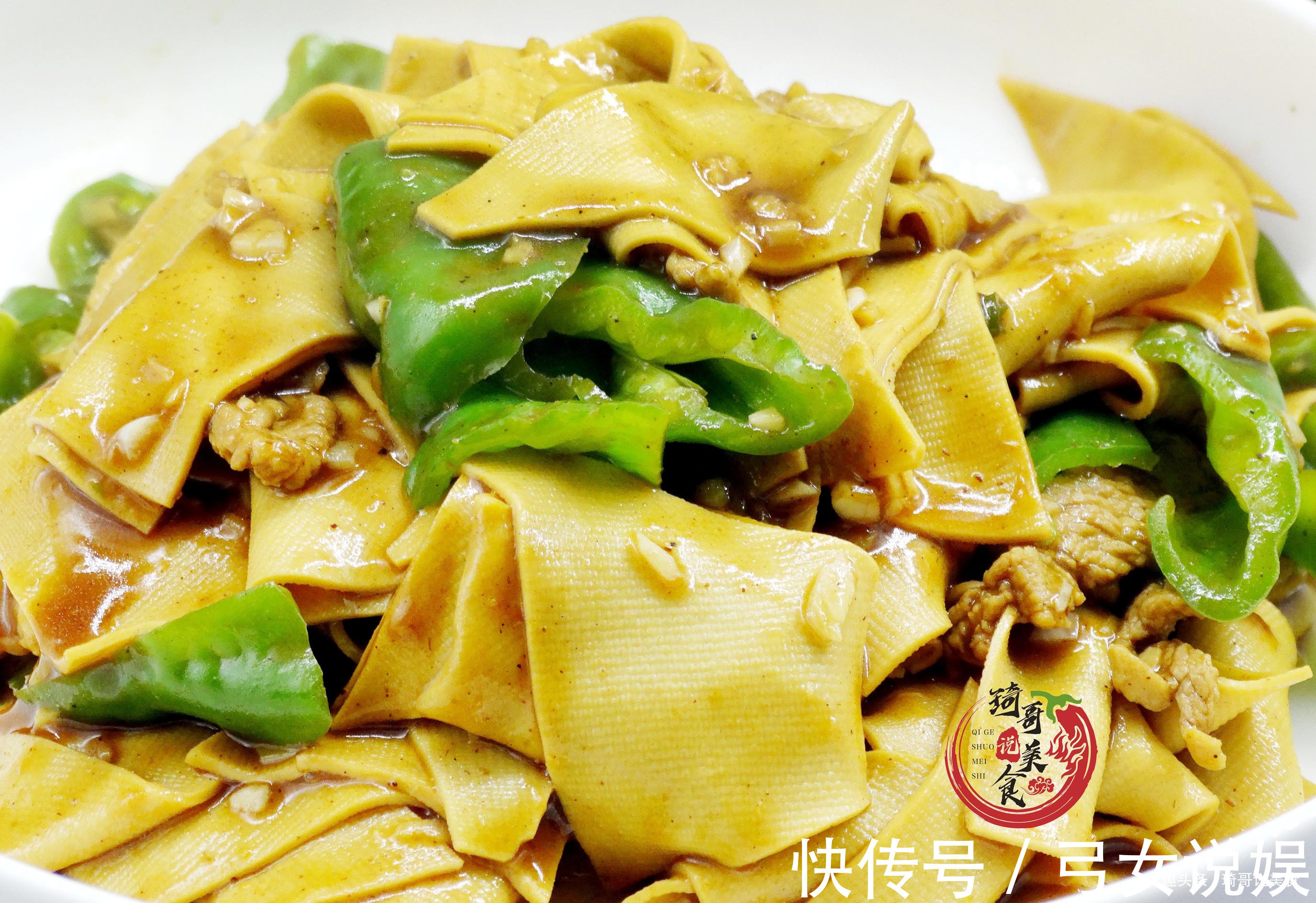 尖椒干豆腐|做尖椒干豆腐，看东北老师傅手法，豆腐夹起颤巍巍，软嫩鲜辣味足