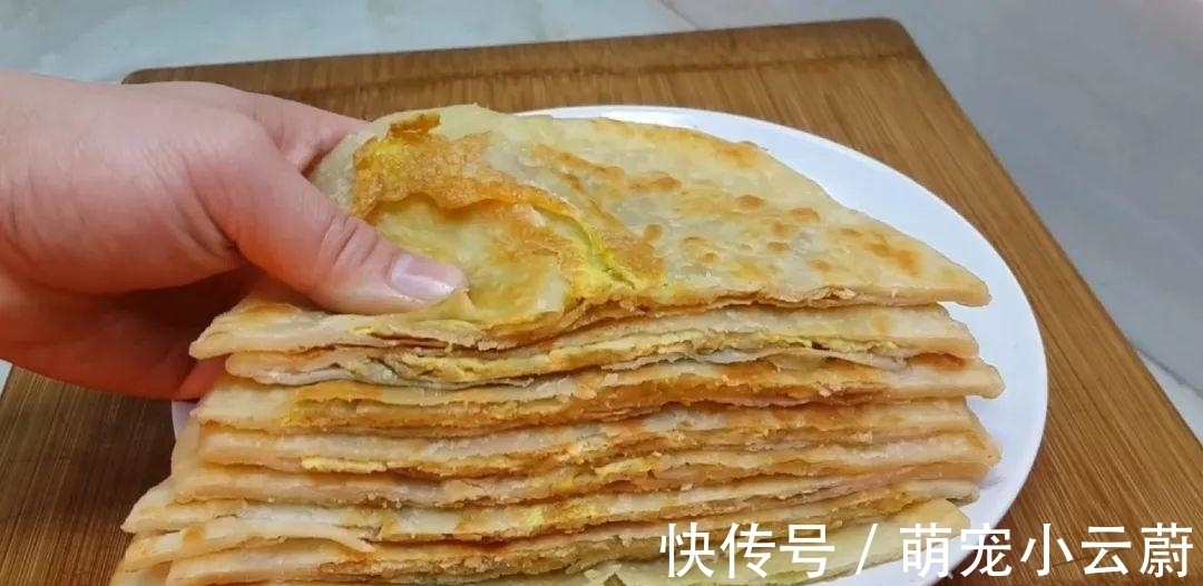 案板|3勺清水,1斤面粉,淋上鸡蛋液,教你做创意早餐饼,比葱油饼好吃