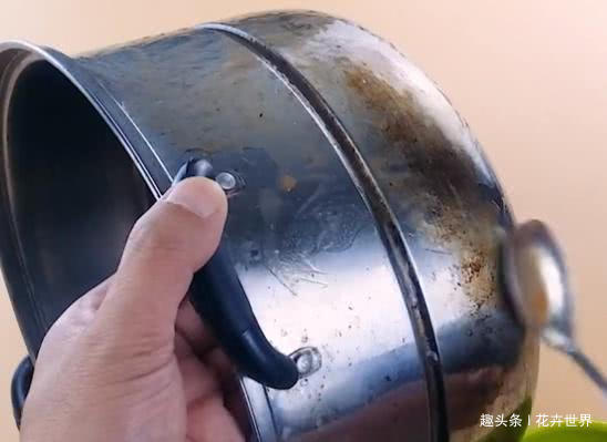 不锈钢锅用久了,发黄发黑抹点“酱”,不花1毛钱,锃亮如新!