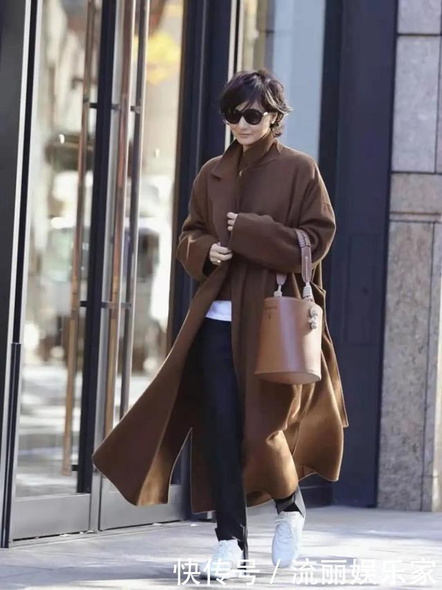 比三木妈妈还优雅的51岁博主,不戴帽子和腰带,极简穿搭照样高级