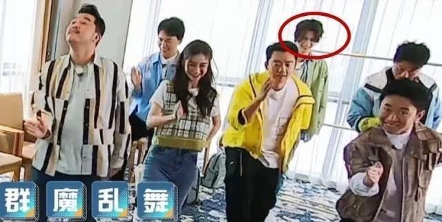 舞蹈|有一种偶像负担叫做黄明昊,每个人都在杨迪学习滑稽舞蹈