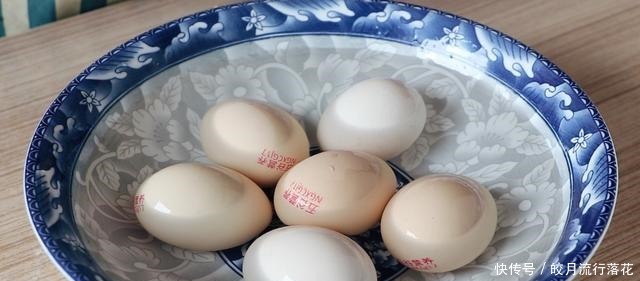 早餐别总包子油条,学会这道卧鸡蛋,8分钟上桌,简单营养又好吃