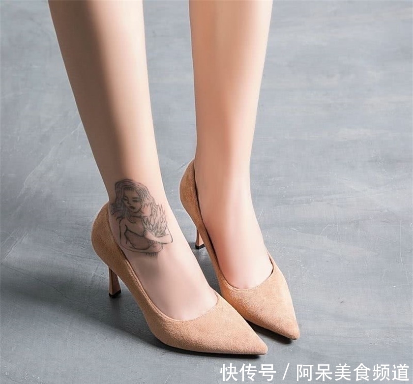 高跟鞋拉长了腿部的线条,塑造高挑身姿又不累脚