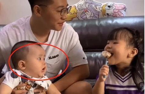 姐姐 “套路”弟弟,弟弟信以为真后一脸震惊,笑翻网友:太天真