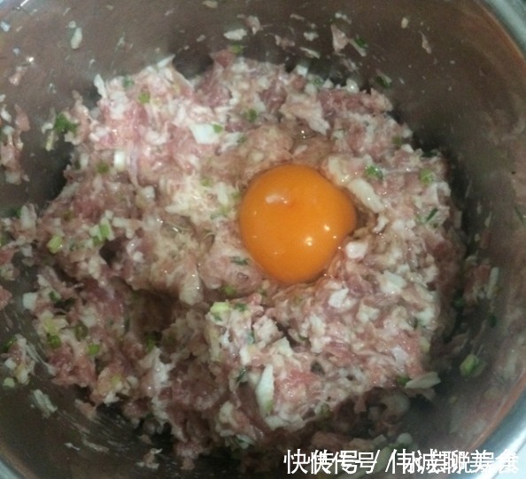 外婆|炸丸子,加淀粉是大错!外婆教我加点它,金黄酥脆,鲜嫩不油腻!