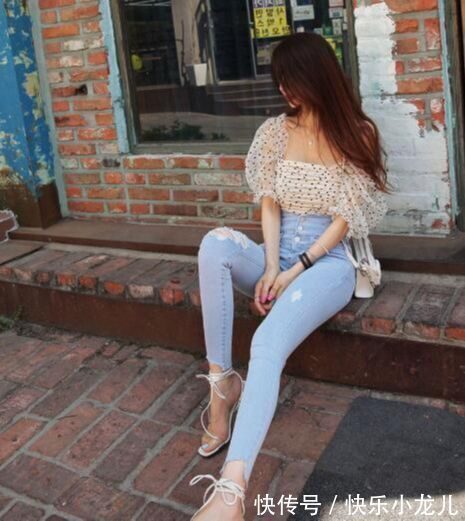 美女 紧身牛仔裤时尚又潮流,修身效果超好,不愧是女孩们的时尚穿搭