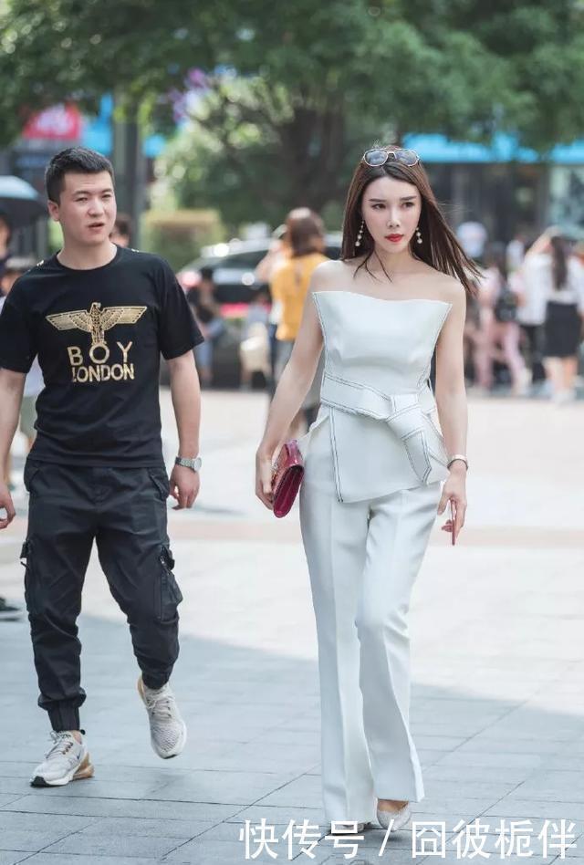 街拍 美女肉色连衣裙搭配一双气质的尖头高跟鞋,带着优雅与飘逸的姿态