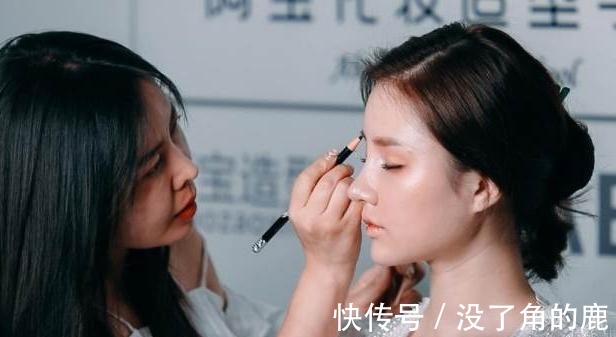 定妆 夏季涂粉底时,多数人总犯这3个“错误”,难怪会浮粉卡粉脱妆