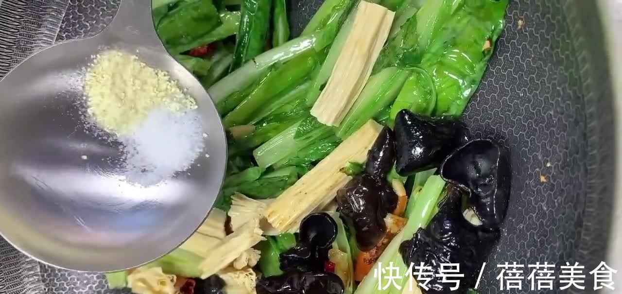 油麦菜木耳炒腐竹，鲜嫩爽脆油润鲜香，冬天吃既应景又营养美味