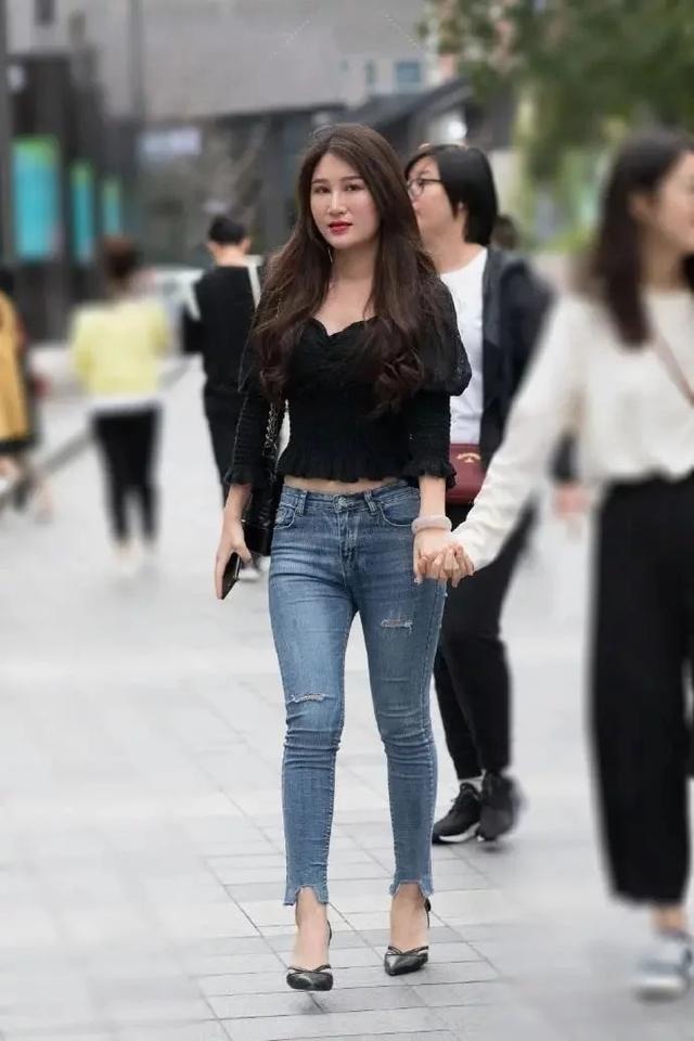 美女|身材高挑的小美女,黑色内搭+紧身牛仔裤,展现迷人气质