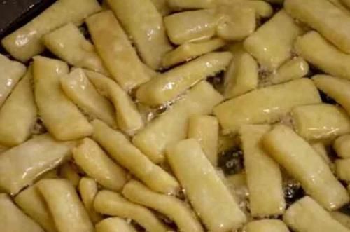 糯米粉百吃不厌的做法，开水一烫，大刀一挥，香甜酥脆，做法简单