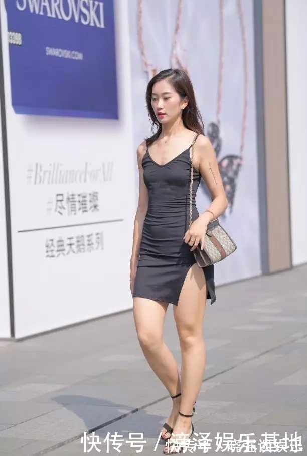 穿着者 穿着一袭黑色长裙,足以诠释何谓珠圆玉润