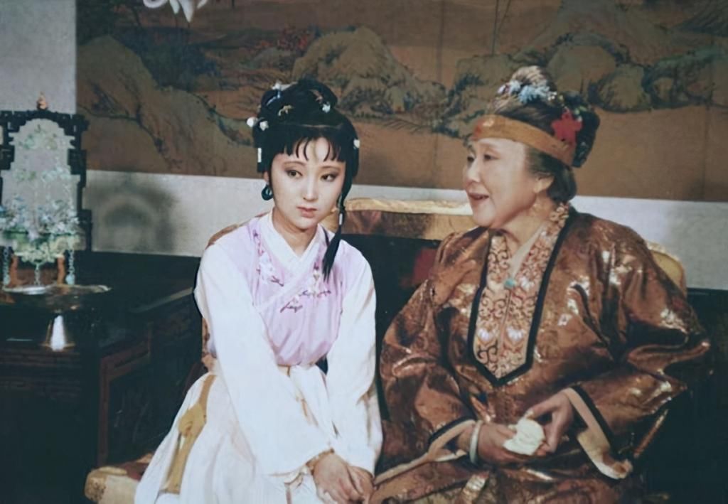 王夫人|鸳鸯是众丫头之首,贾母为何不让她去照顾黛玉,反而选紫鹃呢?