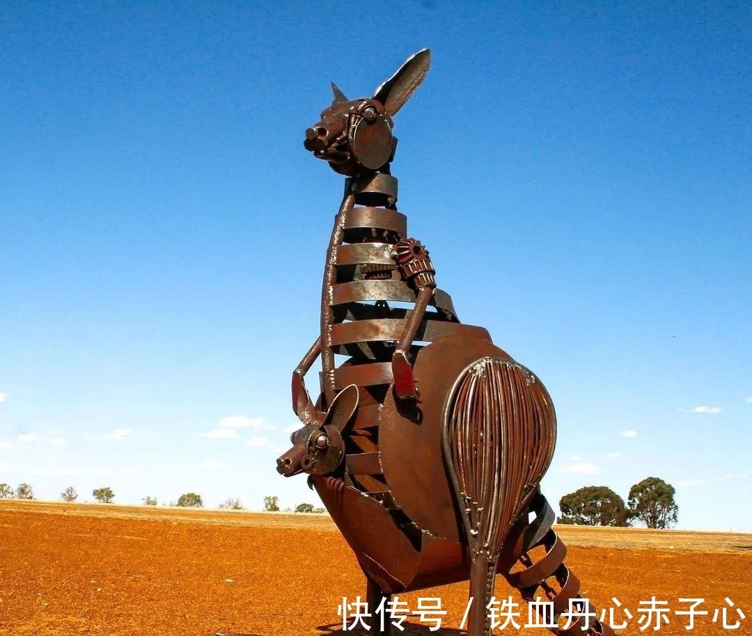 朋克感&草根艺术家用260个小时,打造废品雕塑,机械朋克感十足