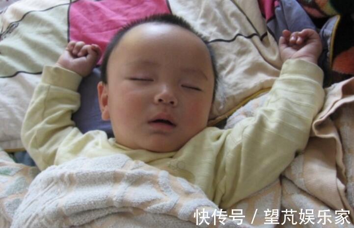 睡眠质量|入秋后带娃睡觉，父母注意“一要四不要”，孩子睡的香发育好