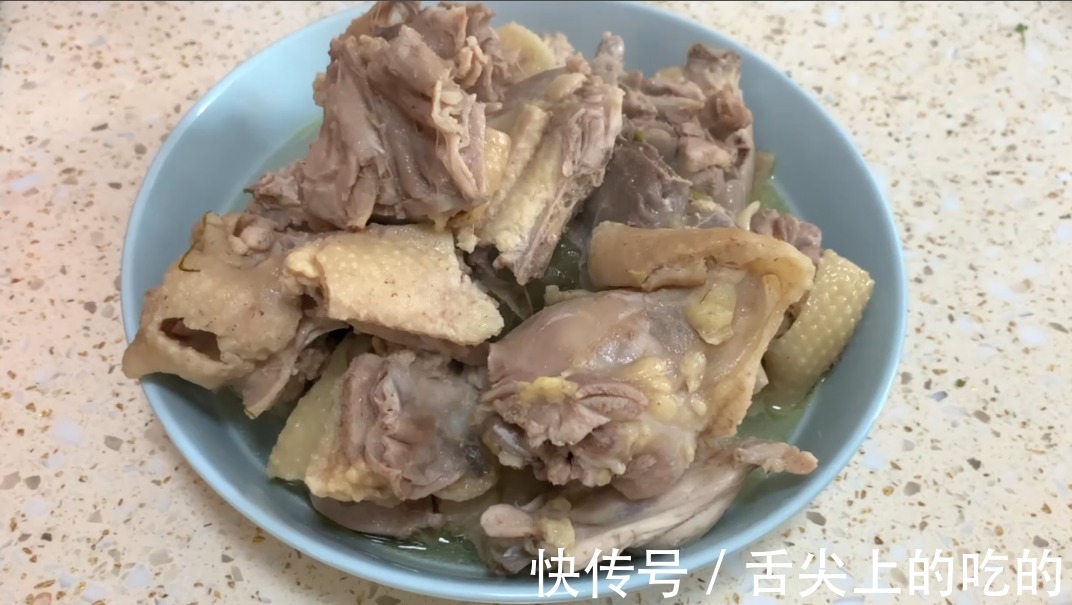 炖鸡时,有人焯水、有人直接炖,大厨教你正确的做法,太香了