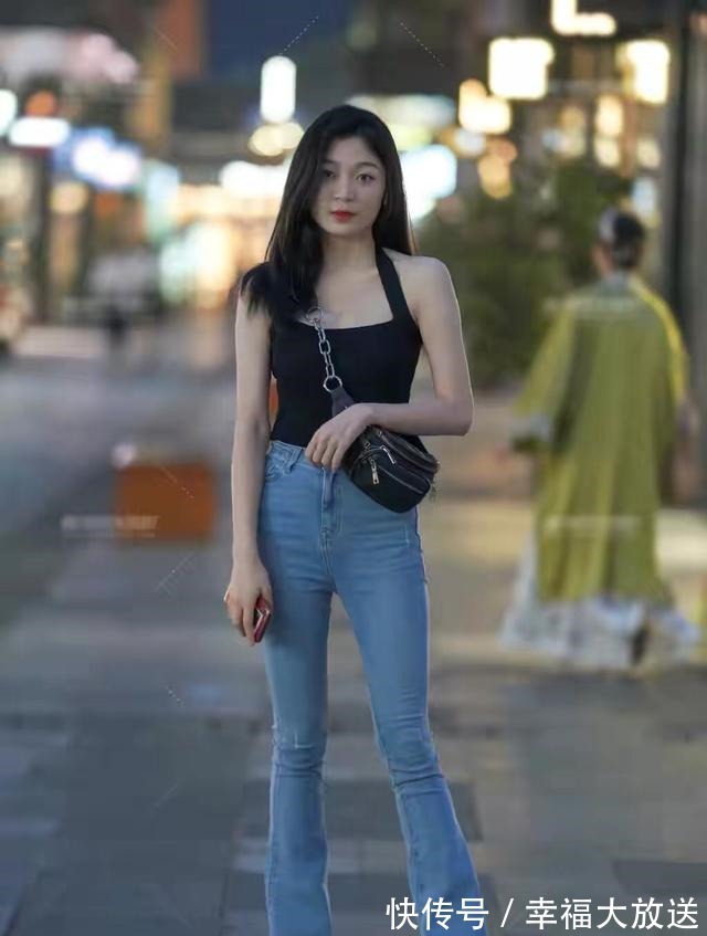 牛仔裤 挂脖衫配喇叭牛仔裤，你就是街上最美的风景，靓丽显身材！