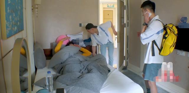 赵丽颖《中餐厅》暴露生活坏习惯，多次晚起床，房间邋遢衣物乱放