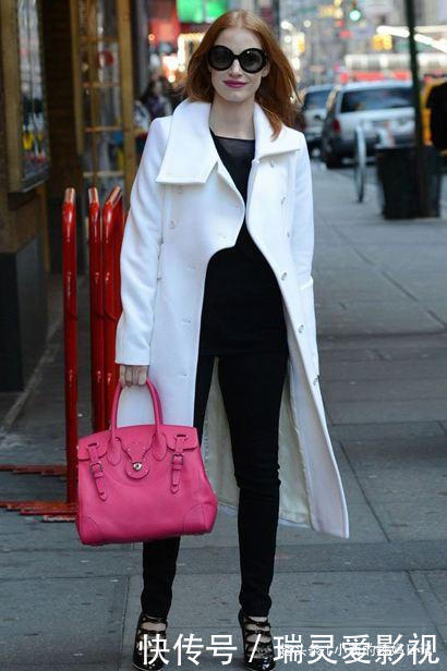 女人外出时,这3种包包要尽量少背,尤其第1种,容易显得没档次!