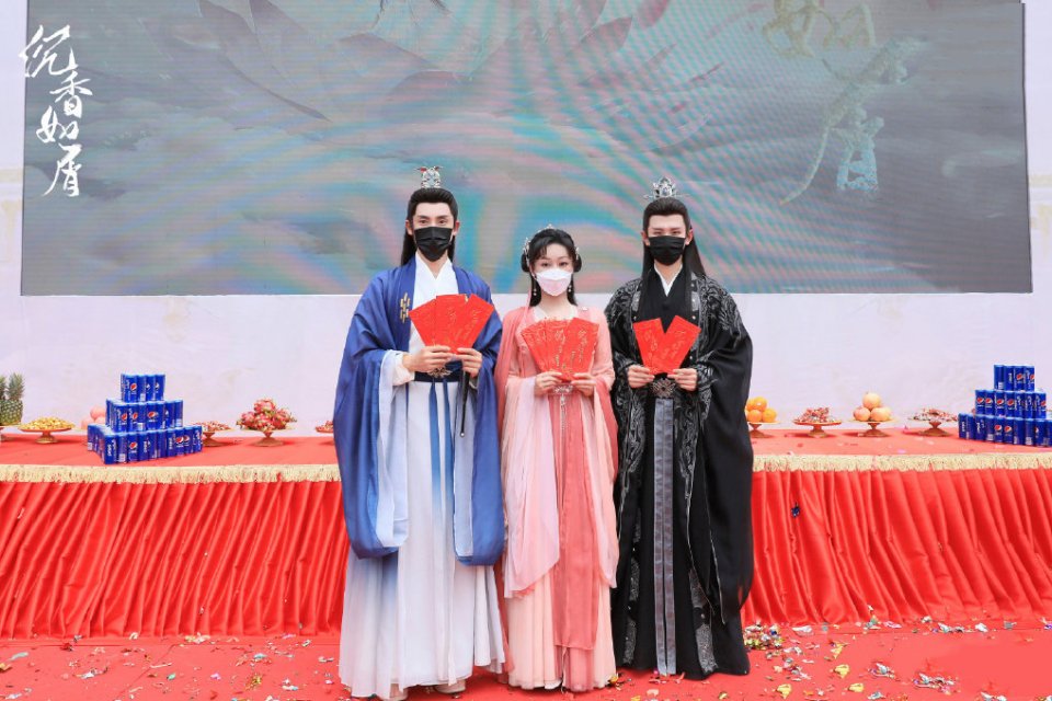 |杨紫能讲笑话热场,能帮成毅救活《沉香如屑》,偏偏救不了自己