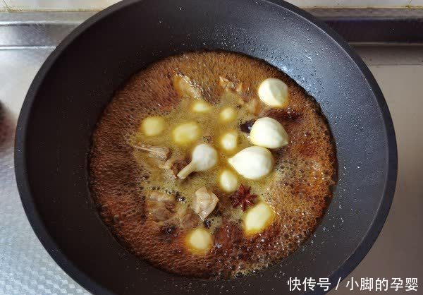 为啥排骨焯水后又腥又柴?听了厨师的一席话,才知道用错了水