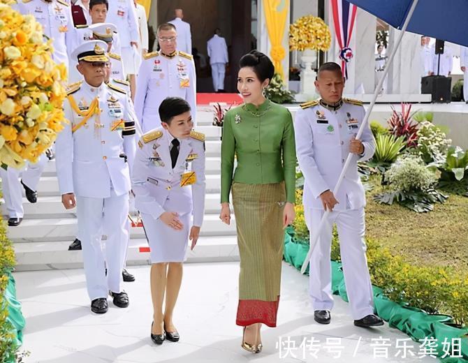 王后|继“孕肚”照后,王室晒出诗妮娜抱娃海报,泰王手绘漫画成真了