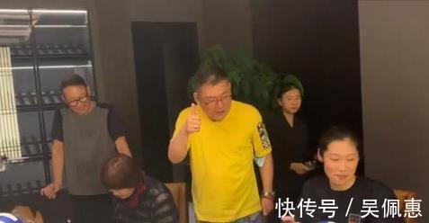 中国女排|郎平师徒聚餐，郎平暖心为好友签名，教授丈夫默默陪伴，太暖了！