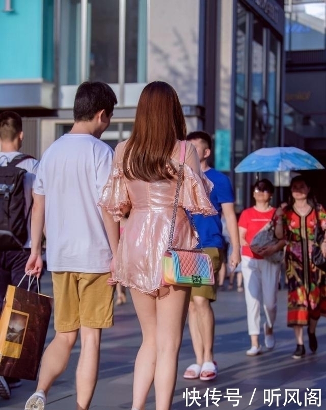 高跟鞋|路人街拍,小姐姐穿了一条紫色吊带裙,展现出气质美