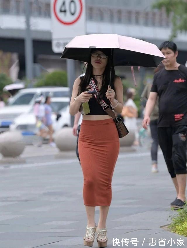 连衣裙 “骨架大”如何避免显壮穿衣搭配讲究细节,充分利用宽胯的优势!