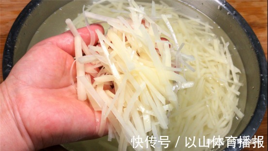 豆瓣酱|炒土豆丝时,有人泡水有人焯水?其实全错了!大厨教你正确做法