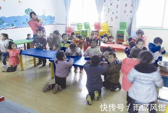 幼儿园|3岁女儿从幼儿园回家，紧握裤子说不能尿尿，脱下裤子妈妈气炸