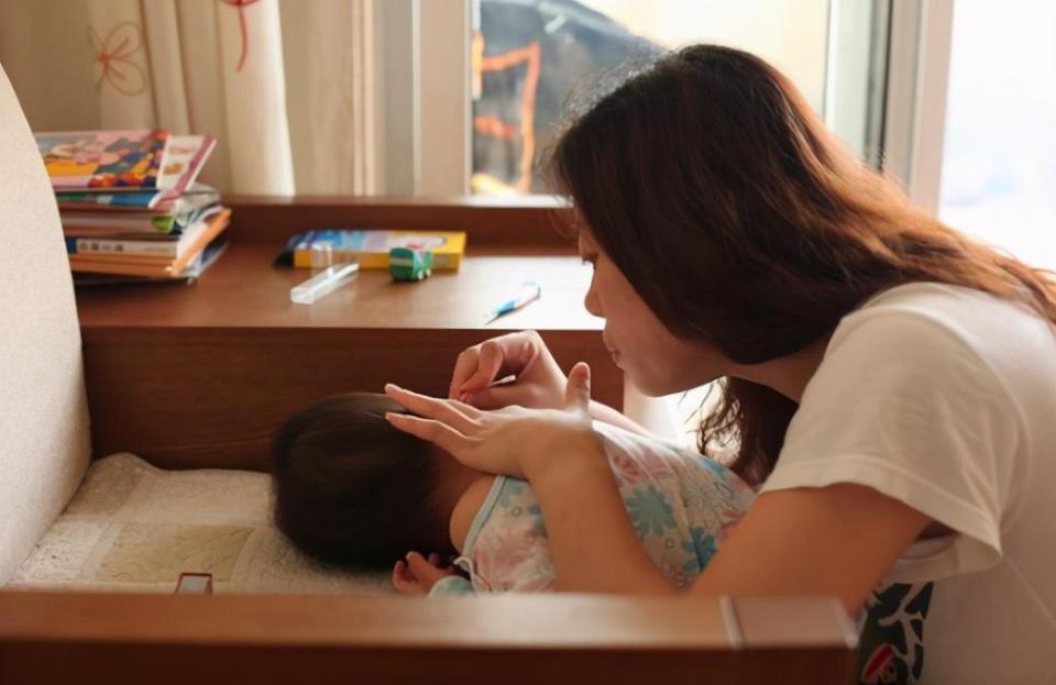 喂养|照顾0-3个月新生宝宝多躺少抱不摇晃,同时做到“两勤三不要”