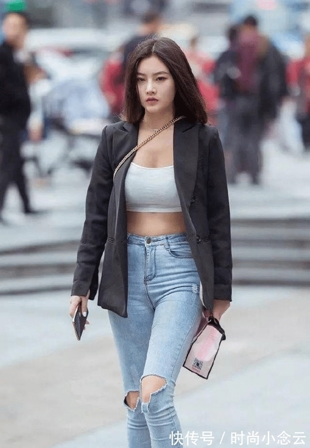 紧身牛仔裤|时尚美女，西装、裹胸、紧身牛仔裤混搭，好看又有吸引力