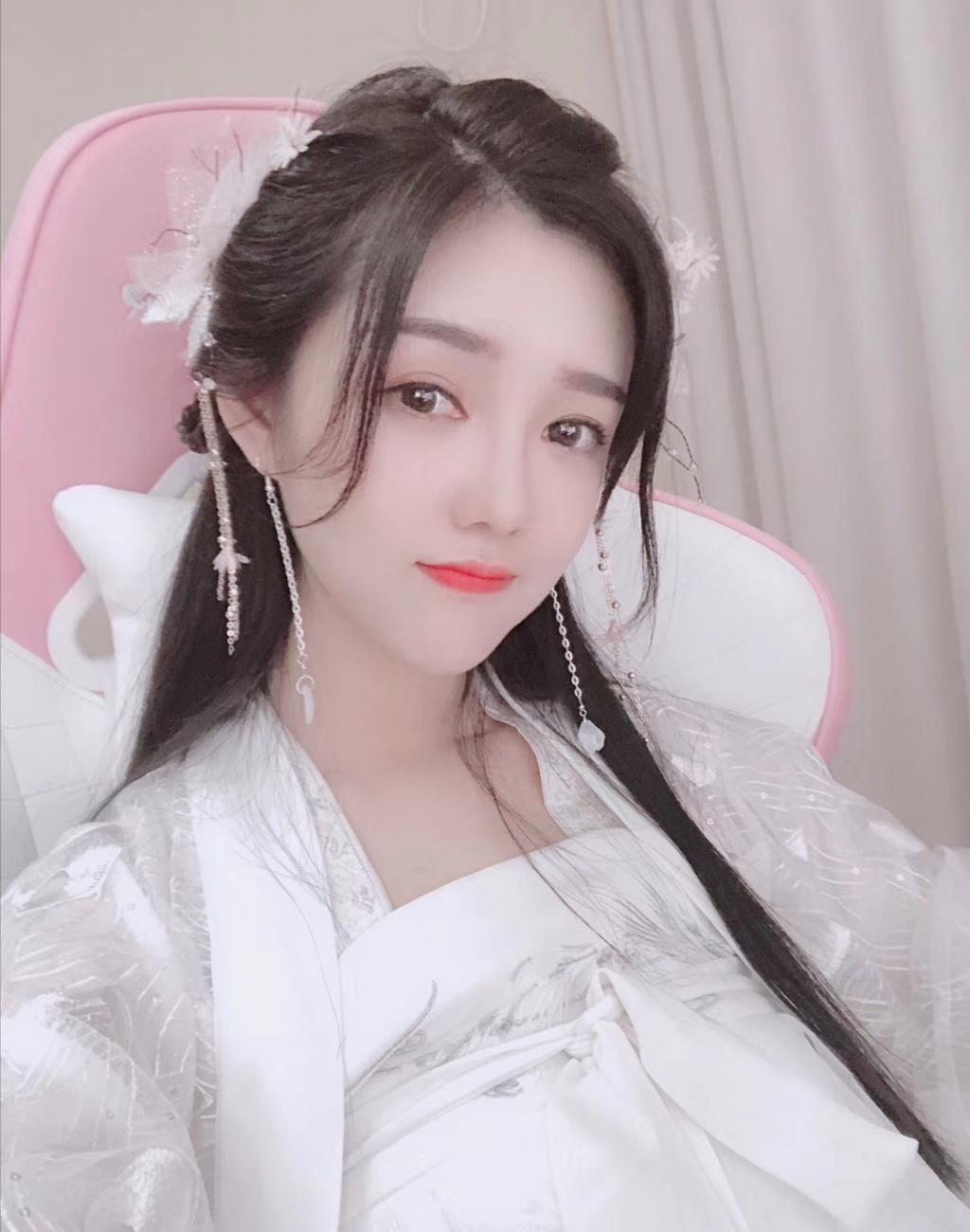 排面|柔柔生日会排面有多大？各路主播祝福不断，压箱底的礼物才是重头戏