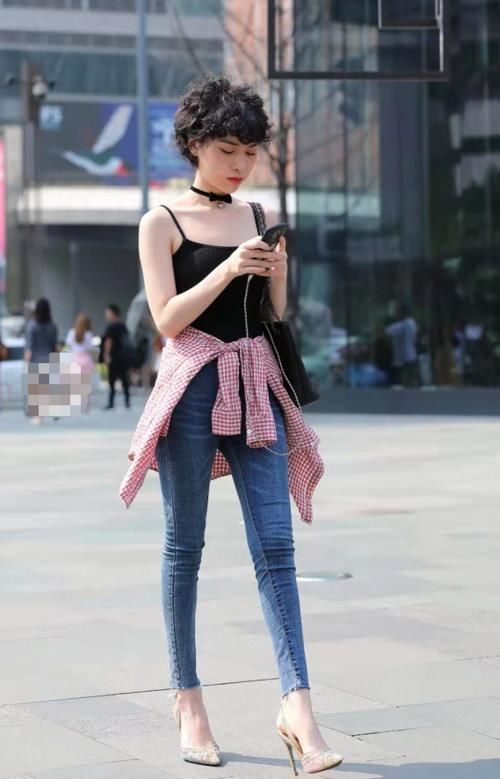 灵性|吊带配牛仔裤,红色风格衬衫系腰间,配上利落短发多了一份灵性
