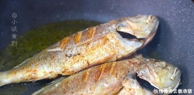 烧鱼时,用料酒还是啤酒大厨透露都不对,加它鱼肉不腥还鲜嫩