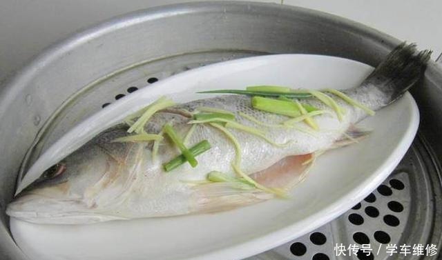 蒸鲈鱼时,需不需要腌制大厨用错了方法,难怪鲈鱼蒸好没鲜味!