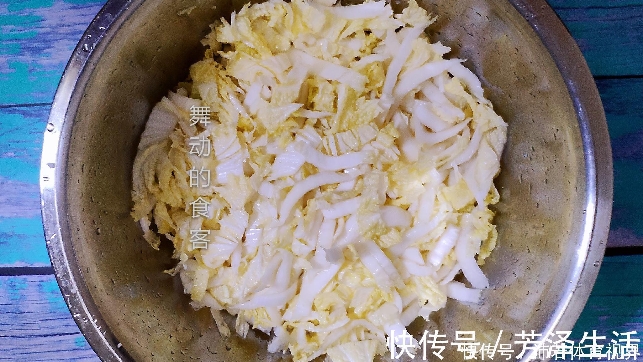 一家3口,4个鸡蛋,一棵白菜,媳妇儿子上桌就抢,还直呼饭煮少了