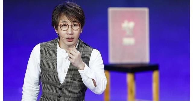 12年了，董卿的“托王”位置終于后繼有人了，她托得真好