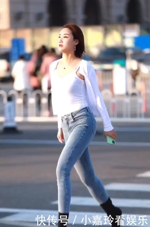 打扮|打扮时髦的街拍网红,感受一下,什么叫“侧颜杀”!