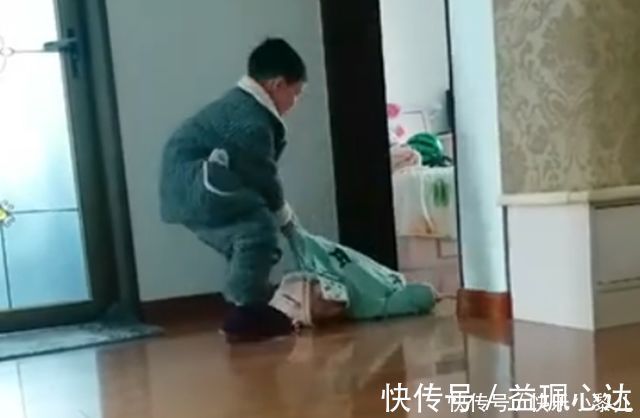 统一|写作业被弟弟打扰,哥哥将弟弟拖出房门,网友:这动作全国统一?