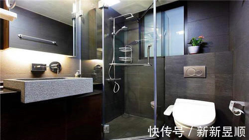 卫生间里放一双筷子,省钱又好用,这妙招以前怎么没想到,太棒了