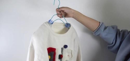  家家|衣架上套2个塑料瓶，这个用途太聪明了，解决家家都困扰的烦恼，实用