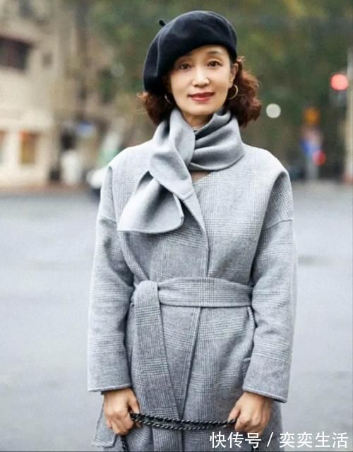 珍珠项链|讲真，穿灰色就服这些50＋女人！她们的灰色穿搭，越看越有气质