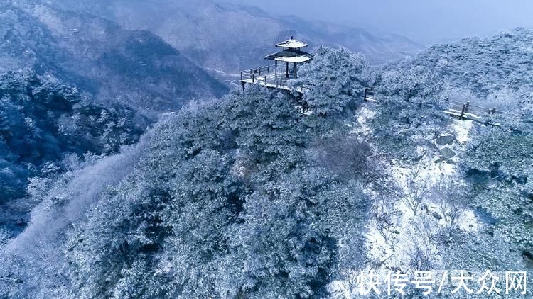 景观|济南现绝美雾凇！航拍视角俯瞰漫山雪白犹如仙境